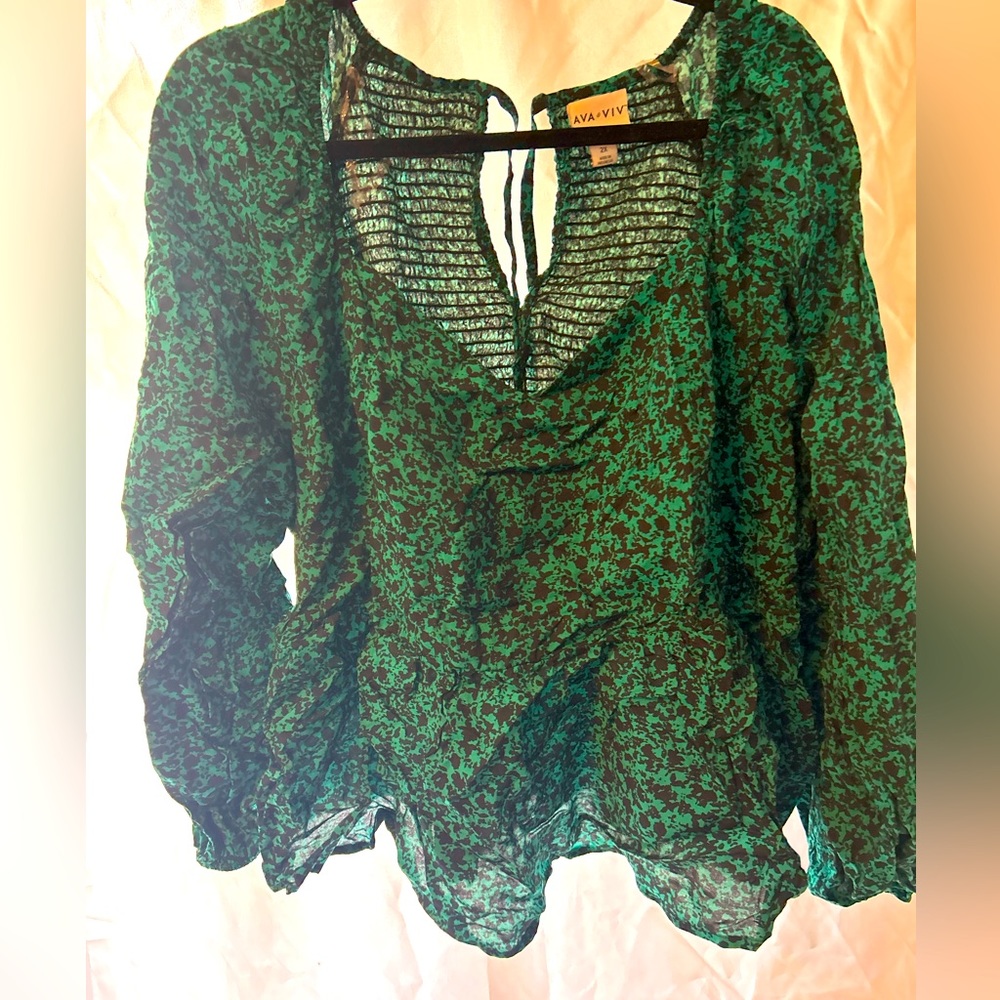 Woman’s Ava Viv 2xl long sleeve ruffled green and black top